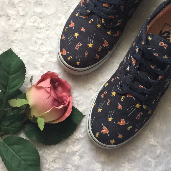 Vans Shoes - 🎉PM Editor’s Pick🎉 Vans Shoes Size 6 Vans Shoes - 🎉PM Editor’s Pick🎉 Vans Shoes Size 6
